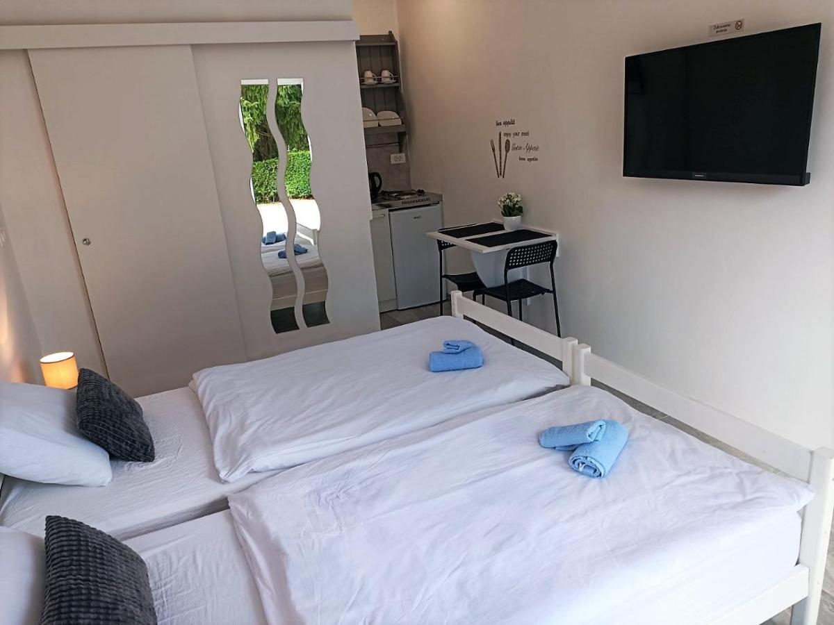 Studio Apartman Brletic Tounj Exteriör bild