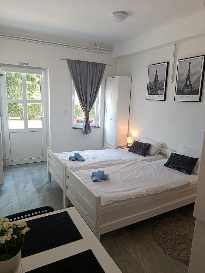 Studio Apartman Brletic Tounj Exteriör bild